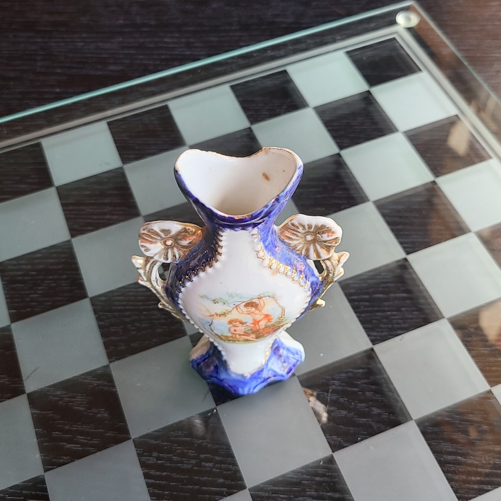 Victoria Vintage Bud Vase collectible - Picture 9 of 9